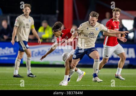 Wijdewormer, Niederlande. April 2025. WIJDEWORMER - 28.04.2025, AFAS Trainingscentrum. Fußball, Keukenkampioen divisie, Saison 2024-2025. Während des Spiels Jong AZ - den Bosch, jong AZ Spieler Elijah Dijkstra gegen FC den Bosch Spieler Markus Soomets Credit: Pro Shots/Alamy Live News Stockfoto