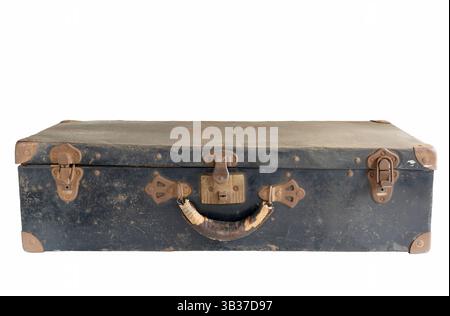Der alte verrostete Metallkoffer liegt flach, sodass Sie die Vorderseite mit Griff, Verriegelungen und Schloss sehen. Der Deckel ist geschlossen, sodass Sie die schwarze rostfreie Oberseite sehen. Griff aus abgenutztem Leder. Stockfoto