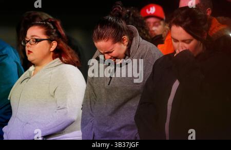 8. November 2017 - Floresville, Texas, USA - Mitglieder der First Baptist Church kämpfen gegen die Tränen, als Vizepräsident Mike Pence an der Floresville High School eine Rede hält, um den Opfern der am Sonntag in der First Baptist Church in Sutherland Springs, Texas am Mittwoch, den 8. November 2017, Respekt zu zollen. (Foto: © San Antonio Express-News via ZUMA Wire) Stockfoto