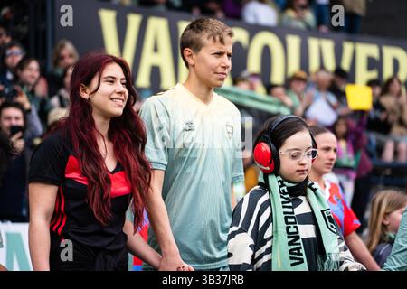 Burnaby, Kanada. April 2025. Burnaby, British Columbia, Kanada, 27. April 2025: Quinn (5 Vancouver Rise FC) kommt auf dem Spielfeld vor dem Northern Super League-Spiel zwischen Vancouver Rise FC und Montreal Roses FC im Swangard Stadium in Burnaby, British Columbia, Kanada (NUR REDAKTIONELLE VERWENDUNG) an. (Amy Elle/SPP) Credit: SPP Sport Press Photo. /Alamy Live News Stockfoto