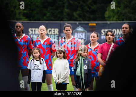 Burnaby, Kanada. April 2025. Burnaby, British Columbia, Kanada, 27. April 2025: Die Spieler des Montreal Roses FC stehen für die Nationalhymne vor dem Fußballspiel der Northern Super League zwischen Vancouver Rise FC und Montreal Roses FC im Swangard Stadium in Burnaby, British Columbia, Kanada (NUR REDAKTIONELLE VERWENDUNG). (Amy Elle/SPP) Credit: SPP Sport Press Photo. /Alamy Live News Stockfoto