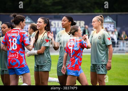 Burnaby, Kanada. April 2025. Burnaby, British Columbia, Kanada, 27. April 2025: Spieler des Vancouver Rise FC und des Montreal Roses FC begrüßen sich vor dem Fußballspiel der Northern Super League zwischen Vancouver Rise FC und Montreal Roses FC im Swangard Stadium in Burnaby, British Columbia, Kanada (NUR REDAKTIONELLE VERWENDUNG). (Amy Elle/SPP) Credit: SPP Sport Press Photo. /Alamy Live News Stockfoto