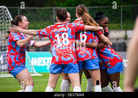 Burnaby, Kanada. April 2025. Burnaby, British Columbia, Kanada, 27. April 2025: Die Spieler des Montreal Roses FC feiern, nachdem sie ihr erstes Tor während des Spiels der Northern Super League zwischen Vancouver Rise FC und Montreal Roses FC im Swangard Stadium in Burnaby, British Columbia, Kanada erzielt haben (NUR REDAKTIONELLE VERWENDUNG). (Amy Elle/SPP) Credit: SPP Sport Press Photo. /Alamy Live News Stockfoto