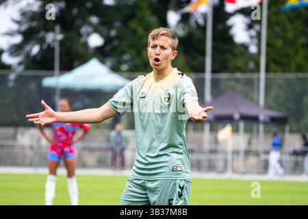 Burnaby, Kanada. April 2025. Burnaby, British Columbia, Kanada, 27. April 2025: Quinn (5 Vancouver Rise FC) reagiert während des Spiels zwischen Vancouver Rise FC und Montreal Roses FC im Swangard Stadium in Burnaby, British Columbia, Kanada (NUR REDAKTIONELLE VERWENDUNG). (Amy Elle/SPP) Credit: SPP Sport Press Photo. /Alamy Live News Stockfoto