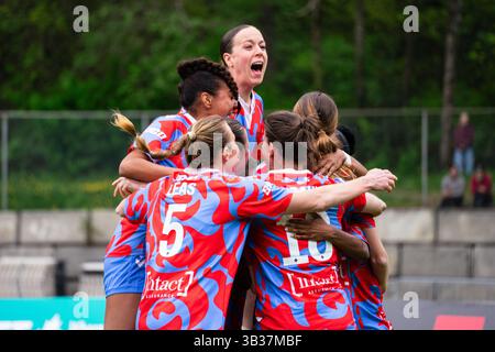 Burnaby, Kanada. April 2025. Burnaby, British Columbia, Kanada, 27. April 2025: Die Spieler des Montreal Roses FC feiern, nachdem sie ihr erstes Tor während des Spiels der Northern Super League zwischen Vancouver Rise FC und Montreal Roses FC im Swangard Stadium in Burnaby, British Columbia, Kanada erzielt haben (NUR REDAKTIONELLE VERWENDUNG). (Amy Elle/SPP) Credit: SPP Sport Press Photo. /Alamy Live News Stockfoto