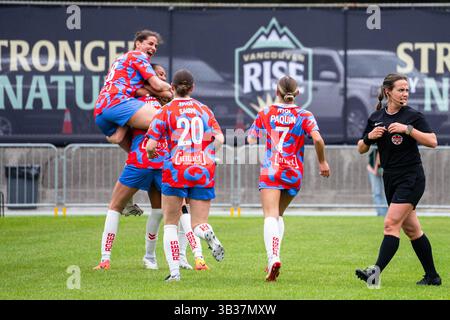 Burnaby, Kanada. April 2025. Burnaby, British Columbia, Kanada, 27. April 2025: Montreal Roses FC Players feiert, nachdem sie während des Spiels der Northern Super League zwischen Vancouver Rise FC und Montreal Roses FC im Swangard Stadium in Burnaby, British Columbia, Kanada ein Tor geschossen haben (NUR REDAKTIONELLE VERWENDUNG). (Amy Elle/SPP) Credit: SPP Sport Press Photo. /Alamy Live News Stockfoto