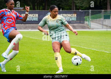 Burnaby, Kanada. April 2025. Burnaby, British Columbia, Kanada, 27. April 2025: Jessika Cowart (21 Vancouver Rise FC) kontrolliert den Ball während des Northern Super League-Spiels zwischen Vancouver Rise FC und Montreal Roses FC im Swangard Stadium in Burnaby, British Columbia, Kanada (NUR REDAKTIONELLE VERWENDUNG). (Amy Elle/SPP) Credit: SPP Sport Press Photo. /Alamy Live News Stockfoto