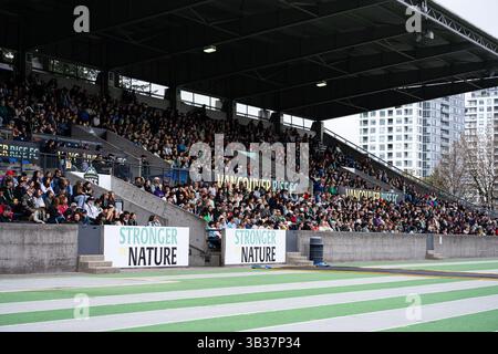Burnaby, Kanada. April 2025. Burnaby, British Columbia, Kanada, 27. April 2025: Große Ansicht der Fans des Vancouver Rise FC während des Fußballspiels der Northern Super League zwischen Vancouver Rise FC und Montreal Roses FC im Swangard Stadium in Burnaby, British Columbia, Kanada (NUR REDAKTIONELLE VERWENDUNG). (Amy Elle/SPP) Credit: SPP Sport Press Photo. /Alamy Live News Stockfoto