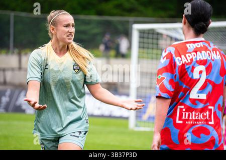 Burnaby, Kanada. April 2025. Burnaby, British Columbia, Kanada, 27. April 2025: Josie Longhurst (24 Vancouver Rise FC) reagiert während des Northern Super League Fußballspiels zwischen Vancouver Rise FC und Montreal Roses FC im Swangard Stadium in Burnaby, British Columbia, Kanada (NUR REDAKTIONELLE VERWENDUNG). (Amy Elle/SPP) Credit: SPP Sport Press Photo. /Alamy Live News Stockfoto
