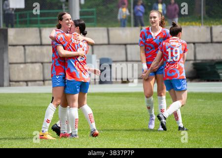 Burnaby, Kanada. April 2025. Burnaby, British Columbia, Kanada, 27. April 2025: Montreal Roses FC umarmt und feiert, nachdem er das Northern Super League-Spiel zwischen Vancouver Rise FC und Montreal Roses FC im Swangard Stadium in Burnaby, British Columbia, Kanada gewonnen hat (NUR REDAKTIONELLE VERWENDUNG). (Amy Elle/SPP) Credit: SPP Sport Press Photo. /Alamy Live News Stockfoto