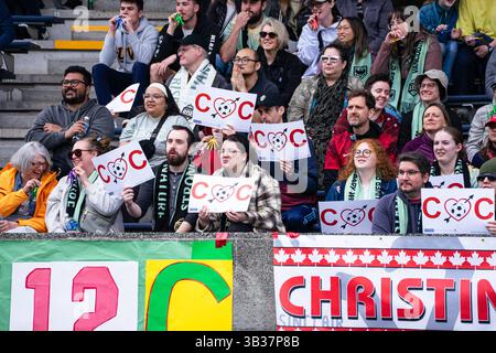 Burnaby, Kanada. April 2025. Burnaby, British Columbia, Kanada, 27. April 2025: Fans von Vancouver Rise FC halten während des Fußballspiels der Northern Super League zwischen Vancouver Rise FC und Montreal Roses FC im Swangard Stadium in Burnaby, British Columbia, Kanada (NUR REDAKTIONELLE VERWENDUNG) Schilder hoch. (Amy Elle/SPP) Credit: SPP Sport Press Photo. /Alamy Live News Stockfoto