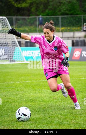 Burnaby, Kanada. April 2025. Burnaby, British Columbia, Kanada, 27. April 2025: Gabrielle Lambert (26 Montreal Roses FC) tritt während des Northern Super League Fußballspiels zwischen Vancouver Rise FC und Montreal Roses FC im Swangard Stadium in Burnaby, British Columbia, Kanada (NUR REDAKTIONELLE VERWENDUNG). (Amy Elle/SPP) Credit: SPP Sport Press Photo. /Alamy Live News Stockfoto