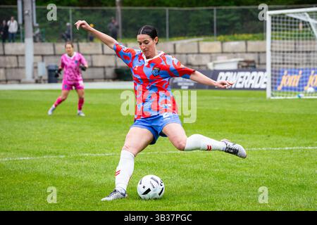 Burnaby, Kanada. April 2025. Burnaby, British Columbia, Kanada, 27. April 2025: Lucy Cappadona (2 Montreal Roses FC) tritt den Ball während des Northern Super League Fußballspiels zwischen Vancouver Rise FC und Montreal Roses FC im Swangard Stadium in Burnaby, British Columbia, Kanada (NUR REDAKTIONELLE VERWENDUNG). (Amy Elle/SPP) Credit: SPP Sport Press Photo. /Alamy Live News Stockfoto