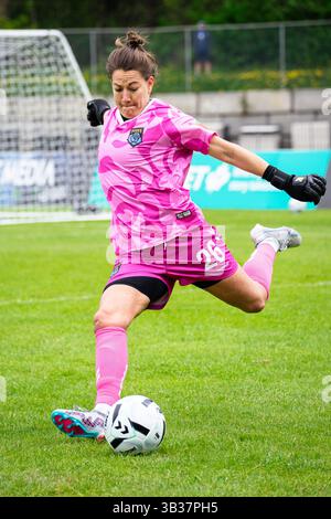 Burnaby, Kanada. April 2025. Burnaby, British Columbia, Kanada, 27. April 2025: Gabrielle Lambert (26 Montreal Roses FC) tritt während des Northern Super League Fußballspiels zwischen Vancouver Rise FC und Montreal Roses FC im Swangard Stadium in Burnaby, British Columbia, Kanada (NUR REDAKTIONELLE VERWENDUNG). (Amy Elle/SPP) Credit: SPP Sport Press Photo. /Alamy Live News Stockfoto