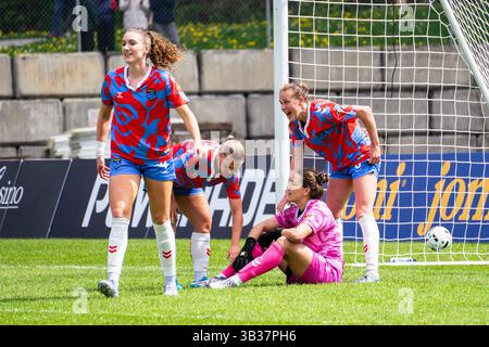 Burnaby, Kanada. April 2025. Burnaby, British Columbia, Kanada, 27. April 2025: Montreal Roses FC feiert nach dem Gewinn des Spiels der Northern Super League zwischen Vancouver Rise FC und Montreal Roses FC im Swangard Stadium in Burnaby, British Columbia, Kanada (NUR REDAKTIONELLE VERWENDUNG). (Amy Elle/SPP) Credit: SPP Sport Press Photo. /Alamy Live News Stockfoto