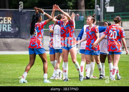 Burnaby, Kanada. April 2025. Burnaby, British Columbia, Kanada, 27. April 2025: Montreal Roses FC feiert nach dem Gewinn des Spiels der Northern Super League zwischen Vancouver Rise FC und Montreal Roses FC im Swangard Stadium in Burnaby, British Columbia, Kanada (NUR REDAKTIONELLE VERWENDUNG). (Amy Elle/SPP) Credit: SPP Sport Press Photo. /Alamy Live News Stockfoto