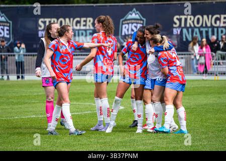 Burnaby, Kanada. April 2025. Burnaby, British Columbia, Kanada, 27. April 2025: Montreal Roses FC umarmt und feiert, nachdem er das Northern Super League-Spiel zwischen Vancouver Rise FC und Montreal Roses FC im Swangard Stadium in Burnaby, British Columbia, Kanada gewonnen hat (NUR REDAKTIONELLE VERWENDUNG). (Amy Elle/SPP) Credit: SPP Sport Press Photo. /Alamy Live News Stockfoto