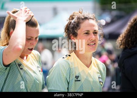 Burnaby, Kanada. April 2025. Burnaby, British Columbia, Kanada, 27. April 2025: Shannon Woeller (2 Vancouver Rise FC) nach dem Spiel der Northern Super League zwischen Vancouver Rise FC und Montreal Roses FC im Swangard Stadium in Burnaby, British Columbia, Kanada (NUR REDAKTIONELLE VERWENDUNG). (Amy Elle/SPP) Credit: SPP Sport Press Photo. /Alamy Live News Stockfoto