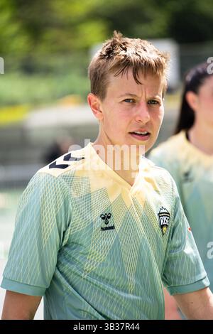 Burnaby, Kanada. April 2025. Burnaby, British Columbia, Kanada, 27. April 2025: Quinn (5 Vancouver Rise FC) nach dem Spiel der Northern Super League zwischen Vancouver Rise FC und Montreal Roses FC im Swangard Stadium in Burnaby, British Columbia, Kanada (NUR REDAKTIONELLE VERWENDUNG). (Amy Elle/SPP) Credit: SPP Sport Press Photo. /Alamy Live News Stockfoto
