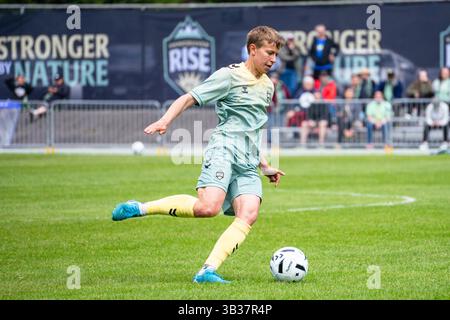 Burnaby, Kanada. April 2025. Burnaby, British Columbia, Kanada, 27. April 2025: Quinn (5 Vancouver Rise FC) kontrolliert den Ball während des Northern Super League Fußballspiels zwischen Vancouver Rise FC und Montreal Roses FC im Swangard Stadium in Burnaby, British Columbia, Kanada (NUR REDAKTIONELLE VERWENDUNG). (Amy Elle/SPP) Credit: SPP Sport Press Photo. /Alamy Live News Stockfoto