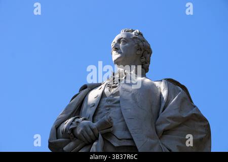 Nahaufnahme der Johann Wolfgang von Goethe-Statue im Tiergarten, Berlin; Skulptur des historischen deutschen Schriftstellers und Dichters vor blauem Himmel Stockfoto