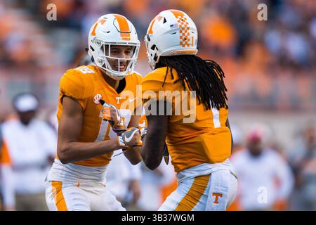 25. November 2017: Wide Receiver Jeff George #19 der Tennessee Volunteers feiert mit Teamkollegen Marquez Callaway #1 während des NCAA Football Spiels zwischen den University of Tennessee Volunteers und den Vanderbilt University Commodores im Neyland Stadium in Knoxville, TN Tim Gangloff/CSM (Credit Image: &Copy; Tim Gangloff/CSM via ZUMA Wire) Stockfoto