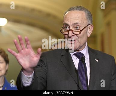 28. November 2017: Washington, District of Columbia, Vereinigte Staaten von Amerika – der Minderheitenführer des Senats Chuck Schumer (Demokrat von New York) trifft sich nach dem wöchentlichen Mittagessen der Demokratischen Partei des US-Senats im US-Kapitol in Washington, DC am Dienstag, den 28. November 2017, mit Reportern. . Kredit: Ron Sachs / CNP (Kredit-Bild: © Ron Sachs/CNP via ZUMA Wire) Stockfoto