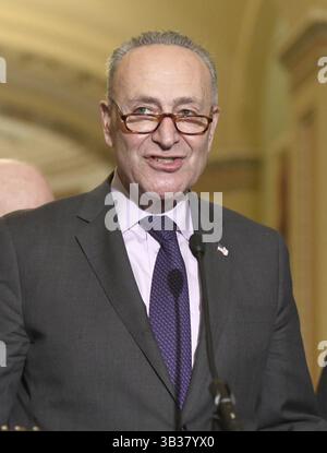 28. November 2017: Washington, District of Columbia, Vereinigte Staaten von Amerika – der Minderheitenführer des Senats Chuck Schumer (Demokrat von New York) trifft sich nach dem wöchentlichen Mittagessen der Demokratischen Partei des US-Senats im US-Kapitol in Washington, DC am Dienstag, den 28. November 2017, mit Reportern. . Kredit: Ron Sachs / CNP (Kredit-Bild: © Ron Sachs/CNP via ZUMA Wire) Stockfoto
