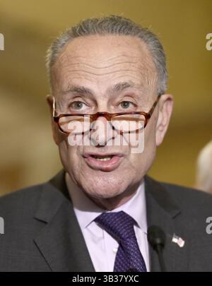 28. November 2017: Washington, District of Columbia, Vereinigte Staaten von Amerika – der Minderheitenführer des Senats Chuck Schumer (Demokrat von New York) trifft sich nach dem wöchentlichen Mittagessen der Demokratischen Partei des US-Senats im US-Kapitol in Washington, DC am Dienstag, den 28. November 2017, mit Reportern. . Kredit: Ron Sachs / CNP (Kredit-Bild: © Ron Sachs/CNP via ZUMA Wire) Stockfoto
