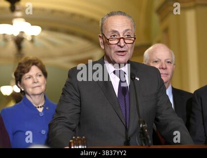 28. November 2017: Washington, District of Columbia, Vereinigte Staaten von Amerika – der Minderheitenführer des Senats Chuck Schumer (Demokrat von New York) trifft sich nach dem wöchentlichen Mittagessen der Demokratischen Partei des US-Senats im US-Kapitol in Washington, DC am Dienstag, den 28. November 2017, mit Reportern. . Kredit: Ron Sachs / CNP (Kredit-Bild: © Ron Sachs/CNP via ZUMA Wire) Stockfoto