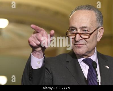 28. November 2017: Washington, District of Columbia, Vereinigte Staaten von Amerika – der Minderheitenführer des Senats Chuck Schumer (Demokrat von New York) trifft sich nach dem wöchentlichen Mittagessen der Demokratischen Partei des US-Senats im US-Kapitol in Washington, DC am Dienstag, den 28. November 2017, mit Reportern. . Kredit: Ron Sachs / CNP (Kredit-Bild: © Ron Sachs/CNP via ZUMA Wire) Stockfoto