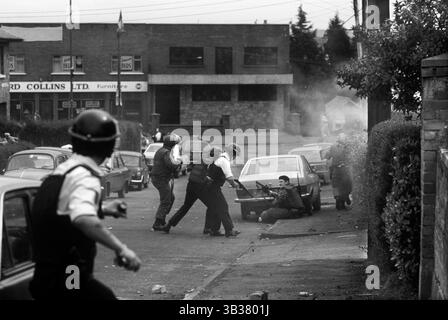 Die Probleme. 1980er Jahre Belfast Nordirland. Die RUC und die britische Armee werden von katholischen Demonstranten angekoppelt. Polizei und Armee schießen auf Nachladen von Gummigeschossen. 1981 UK HOMER SYKES Stockfoto