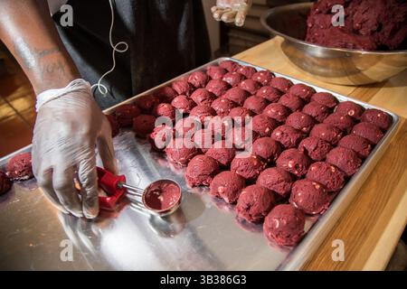8. Dezember 2017 – Chicago, IL, USA – Baker Zobia Courts stellt am Freitag, den 8. Dezember 2017, im Laine's Bake Shop rote, weiße Schokoladenkekse her, die Rachel Bernier-Green und ihrem Ehemann Jaryd Bernier-Green im Chicagoer Stadtviertel Morgan Park besitzen. (Bild: © Zbigniew Bzdak/TNS via ZUMA Wire) Stockfoto