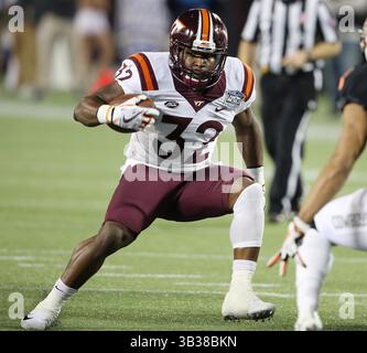 28. Dezember 2017: Orlando, FL, USA - Virginia Tech Running Back Steven Peoples spielt den Ball beim Camping World Bowl im Camping World Stadium in Orlando, Florida, am Donnerstag, den 28. Dezember 2017. (Bild: © Stephen M. Dowell/TNS via ZUMA Wire) Stockfoto