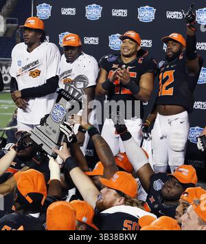 28. Dezember 2017 - Orlando, FL, USA - Oklahoma State Players feiern 30-21 am Donnerstag, 28. Dezember 2017, nach einem Sieg gegen Virginia Tech im Camping World Bowl im Camping World Stadium in Orlando, Florida. (Bild: © Stephen M. Dowell/TNS via ZUMA Wire) Stockfoto