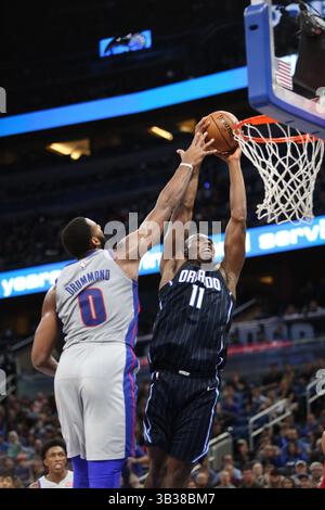 28. Dezember 2017 - Orlando, FL, USA - Andre Drummond (0) der Detroit Pistons drückt am Donnerstag, den 28. Dezember 2017, einen Schuss von Bismack Biyombo (11) der Orlando Magic in der ersten Halbzeit im Amway Center in Orlando, Florida. Die Magic gewann 102-89. (Bild: © Ricardo Ramirez Buxeda/TNS via ZUMA Wire) Stockfoto