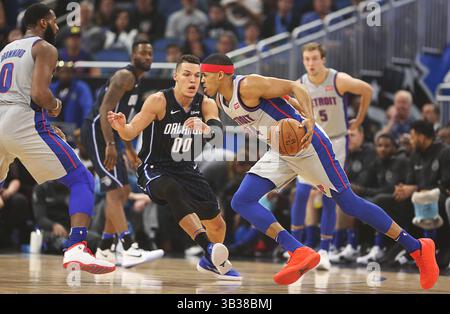 28. Dezember 2017 - Orlando, FL, USA - der Orlando Magic Aaron Gordon (00) verteidigt am Donnerstag, 28. Dezember 2017 im Amway Center in Orlando, Florida, gegen Tobias Harris der Detroit Pistons (34). Die Magic gewann 102-89. (Bild: © Ricardo Ramirez Buxeda/TNS via ZUMA Wire) Stockfoto