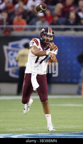 28. Dezember 2017: Orlando, FL, USA – Virginia Tech Quarterback Josh Jackson wirft am Donnerstag, 28. Dezember 2017, im Camping World Stadium in Orlando, Florida gegen Oklahoma State. (Bild: © Stephen M. Dowell/TNS via ZUMA Wire) Stockfoto