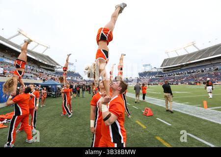 28. Dezember 2017 – Orlando, FL, USA – Cheerleader am Rande des Camping World Bowl, als Oklahoma State am Donnerstag, den 28. Dezember 2017, im Camping World Stadium in Orlando, Florida, gegen Virginia Tech antritt. (Bild: © Stephen M. Dowell/TNS via ZUMA Wire) Stockfoto