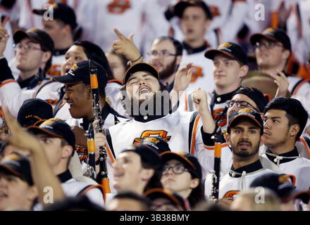 28. Dezember 2017: Orlando, FL, USA - die Oklahoma State Band bejubelt während des Camping World Bowl gegen Virginia Tech im Camping World Stadium in Orlando, Florida, am Donnerstag, 28. Dezember 2017. Oklahoma State gewann mit 30:21. (Bild: © Stephen M. Dowell/TNS via ZUMA Wire) Stockfoto
