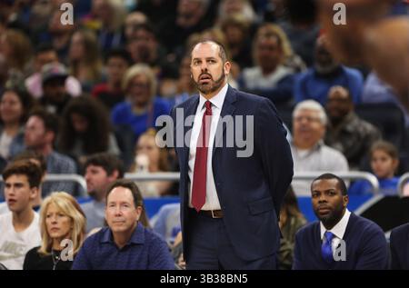28. Dezember 2017: Orlando, FL, USA - Orlando Magic-Trainer Frank Vogel am Donnerstag, 28. Dezember 2017, gegen die Detroit Pistons im Amway Center in Orlando, Florida. Die Magic gewann 102-89. (Bild: © Ricardo Ramirez Buxeda/TNS via ZUMA Wire) Stockfoto