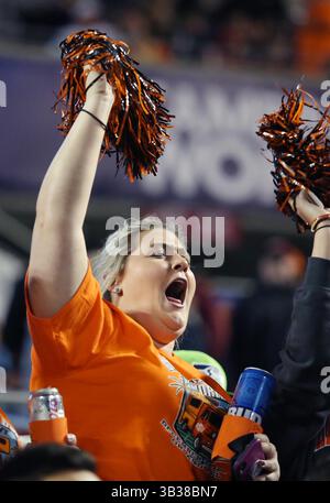 28. Dezember 2017 – Orlando, FL, USA – Fans jubeln beim Camping World Bowl, als Oklahoma State am Donnerstag, 28. Dezember 2017, im Camping World Stadium in Orlando, Florida, gegen Virginia Tech antritt. (Bild: © Stephen M. Dowell/TNS via ZUMA Wire) Stockfoto