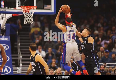 28. Dezember 2017: Orlando, FL, USA: Tobias Harris der Detroit Pistons (34) verteidigt den Orlando Magic-Spieler Aaron Gordon (00) am Donnerstag, 28. Dezember 2017, im Amway Center in Orlando, Florida. Die Magic gewann 102-89. (Bild: © Ricardo Ramirez Buxeda/TNS via ZUMA Wire) Stockfoto