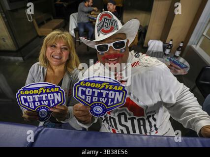 29. Dezember 2017: Fans der Ohio State Buckeyes bejubeln ihr Team im zweiten Quartal beim Goodyear Cotton Bowl Classic zwischen den USC Trojans und den Ohio State Buckeyes im AT&T Stadium in Arlington, Texas. John Glaser/CSM. (Kreditbild: &Copy; John Glaser/CSM via ZUMA Wire) Stockfoto
