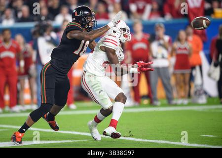 Derrick Tindal (25) fängt beim Capital One Orange Bowl NCAA College Football Bowl zwischen Wisconsin und Miami am Samstag, den 30. Dezember 2017, im Hard Rock Stadium in Miami Gardens, FL, ab. Jacob Kupferman/CSM(Kreditbild: &Copy; Jacob Kupferman/CSM via ZUMA Wire) Stockfoto