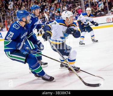 18. November 2017: Canucks-Verteidiger Alexander Edler (23) und Blues verließen Jaden Schwartz (15) während des NHL-Spiels zwischen den St-Louis Blues und den Vancouver Canucks in der Rogers Arena in Vancouver, Kanada. Dom Gagne/CSM(Kreditbild: &Copy; Dom Gagne/CSM via ZUMA Wire) Stockfoto