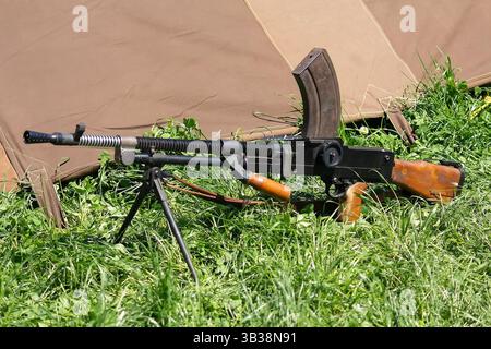 Britisches BREN-Lichtquad-Maschinengewehr. Alte Waffen des Weltkriegs. Zwei Infanteriewaffen. Stockfoto