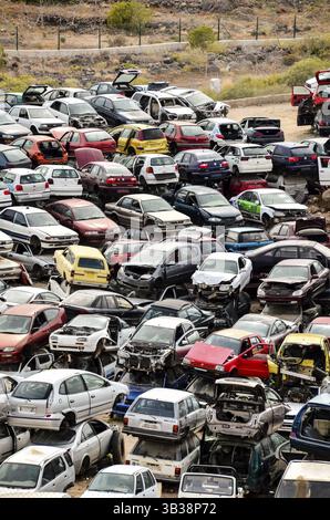 Schrottplatz mit Haufen von zerquetschte Autos in Teneriffa Kanarische Inseln Spanien Stockfoto