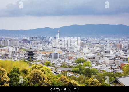 Der Blick über die Stadt Kyoto vom Higashiotani-Friedhof an einem Frühlingnachmittag in Japan Stockfoto