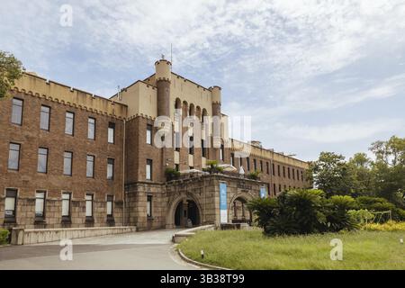 OSAKA, JAPAN - 25. SEPTEMBER 2024: Miraiza Osaka-Jo Einkaufsgebäude an einem warmen, klaren Herbsttag in Osaka, Japan am 25. September 2024 Stockfoto